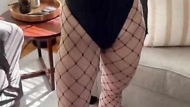 Morena com um corpo firme mostra o seu novo disfarce de rede de Halloween e fode - 4 image