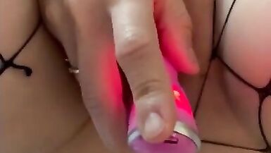 Morena com um corpo firme mostra o seu novo disfarce de rede de Halloween e fode - 7 image