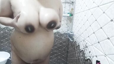 Беременная жена принимает душ - 13 image
