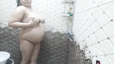 Беременная жена принимает душ - 6 image