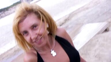 Nutte am Strand aufgegabelt