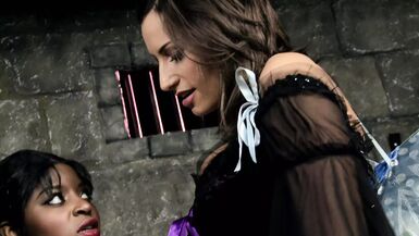 Une fée ébène sexy fait un plan à trois lesbien avec des putes