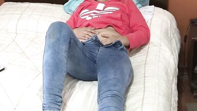 Compilation, ma femme se masturbe sous son jean