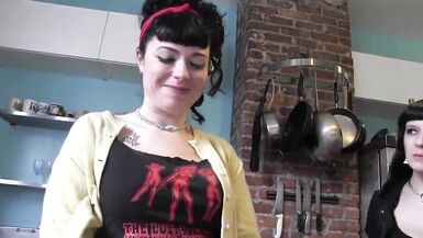 Siouxsie Q and Nerine Mechanique are San Francisco lesbians - 4 image