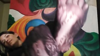 10 minutes of 10 stockinged toes - 3 image