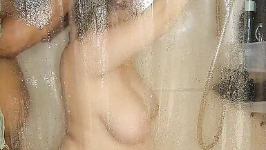 Regarder le sperme dun papa qui douche sa pute