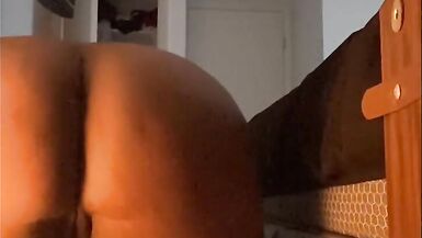 Gros plan sur le cul et le doigté de la chatte - 4 image