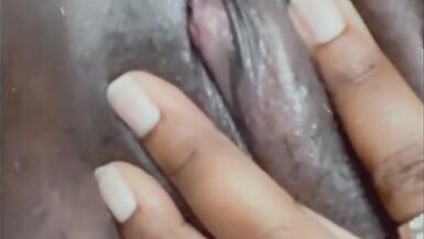 Gros plan sur le cul et le doigté de la chatte - 8 image