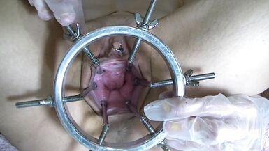 Ouvrir ma chatte avec lécarteur danneaux et orgasmer