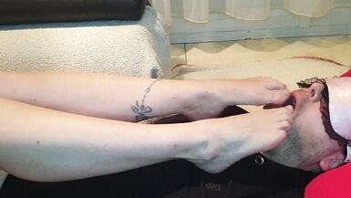 Escrava femdom lambe os pés da patroa - 13 image