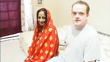 Indian slut in sari sucks meaty boner while getting bang - 3 image