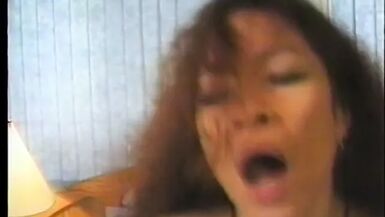 Une asiatique au bonnet B monte un mec à la manière dune cowgirl, puis il sempare de sa chatte.