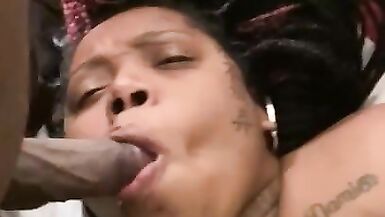 Milf de ébano chupando polla - 5 image