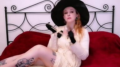 Lady Dimitrescu amını inci boncuklarla ovuyor (Cosplay, Cadılar Bayramı videosu) - 1 image