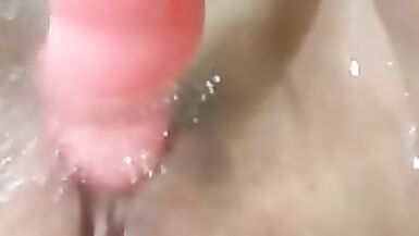 UNE JEUNE FILLE EXCITÉE SE MASTURBE LA CHATTE AVEC UN GODEMICHÉ DANS SA BAIGNOIRE