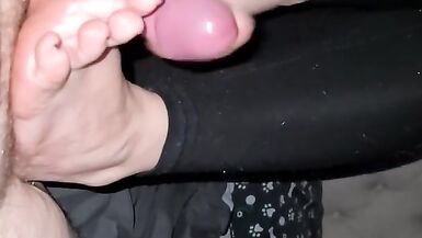Milf gives pov footjob to bf size 3 UK feet - 6 image