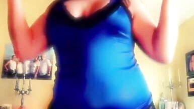 Ava Tyler- Frotter mes seins avec de la lotion et danser en me déshabillant pour toi.