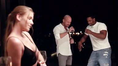 Alexis se filme en train de baiser lami de son mari