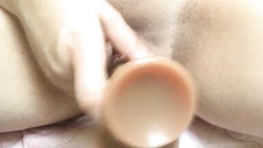 Une salope masturbe sa chatte humide avec un gode et jouit. Écoutez lorgasme de ce trou lubrique. - 12 image