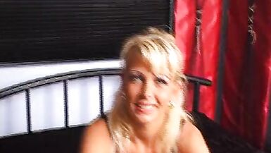 Erstesmal Solo vor der kamera Milf besorgt es sich selbst D