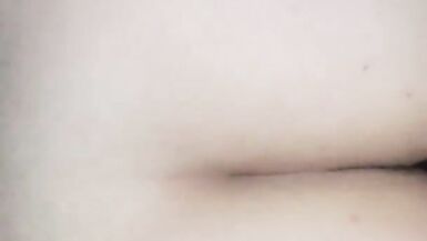 Une fille tendre prend une bite dans sa chatte serrée et baise dur ....