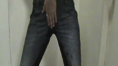 In meine Jeans gepinkelt! Eng und mega nass! - 8 image