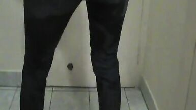 In meine Jeans gepinkelt! Eng und mega nass! - 9 image