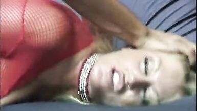 Un grosso cazzo duro riempie la bocca e la fica di una sexy ragazza bianca - 10 image