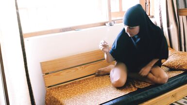 Fille amateur arabe BBW Hijabed aimant fumer en montrant son cul serré