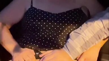 Azgın milf Uber sürücüsünü baştan çıkarıyor - 4 image