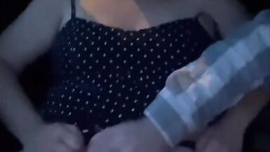 Azgın milf Uber sürücüsünü baştan çıkarıyor - 6 image