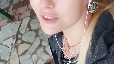 Public, flashes risqués, chatte et seins mignons