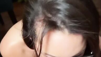 ¡Esposa caliente da a sus maridos mejor amigo una mamada en una habitación de hotel y le permite cum en sus tetas! - 5 image