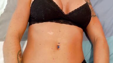 Fitness Milf se deja meter un dildo enorme por su vecino - 5 image