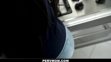 Ebony Mystique Tette grosse La matrigna scopa il figlio - 3 image