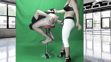 Femdom Pegging Big Strapon Русская страпонит парня в автосалоне - 1 image