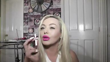 Caliente BBW fumando y masturbándose - 2 image