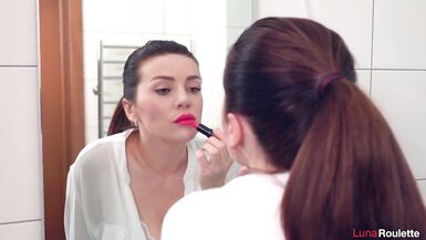 Sa femme a cassé un collant et fait lamour dans la salle de bains / Luna Roulette