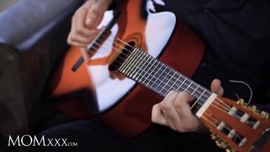 MOMxxx Guitar Tutor gibt Hausfrau Jennifer Mendez Hot Fuck und Big Facial - 1 image