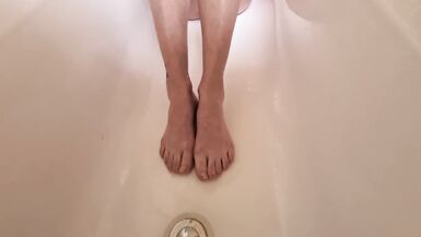 FOOT pissing masturbating in bathtub solo - 2 image