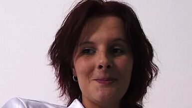 Rothaarige Milf erstes mal im Hotelzimmer vor der Kamera - 1 image