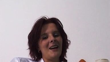 Rothaarige Milf erstes mal im Hotelzimmer vor der Kamera - 2 image