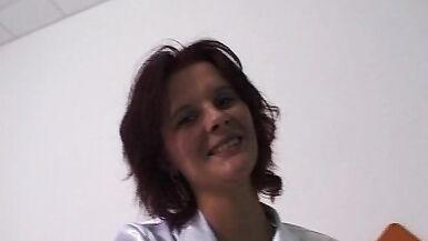 Rothaarige Milf erstes mal im Hotelzimmer vor der Kamera