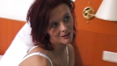 Rothaarige Milf erstes mal im Hotelzimmer vor der Kamera - 6 image