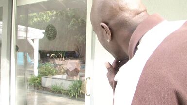 Létalon noir se fait masturber avant de baiser le cul de deux filles chaudes