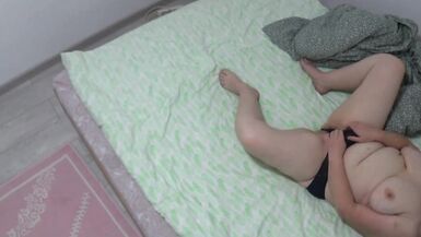 Telecamera nascosta spia moglie matura in camera da letto Milf paffuta con bottino grosso in mutandine si masturba la figa pelosa Orgasmo mattutino - 10 image