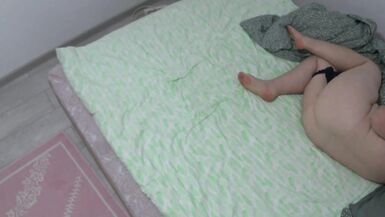 Telecamera nascosta spia moglie matura in camera da letto Milf paffuta con bottino grosso in mutandine si masturba la figa pelosa Orgasmo mattutino - 15 image