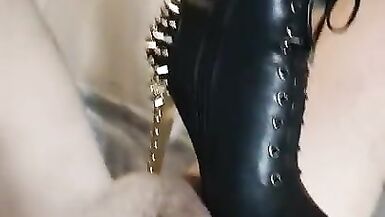 Femdom любительский CBT нейлон ноги BALLBUST высокие каблуки пытки - 3 image