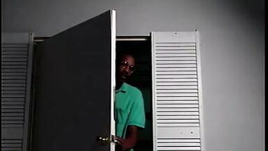 Un mec noir à grosse bite baise la bouche dune blonde puis lui bouffe la chatte.