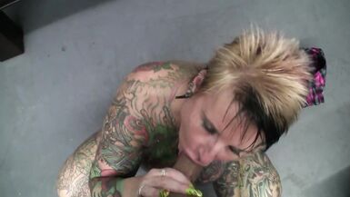 Je parie que vous navez jamais vu une salope avec un tatouage de trou du cul en forme de toile daraignée. - 3 image